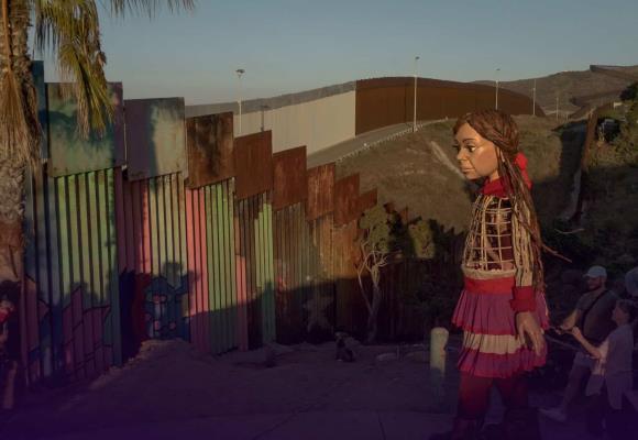 Amal, la marioneta: la niña que emprendió una travesía en busca de su mamá