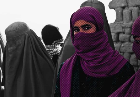 Las afganas enfrentan nueva restricción: no rezar frente a otras mujeres