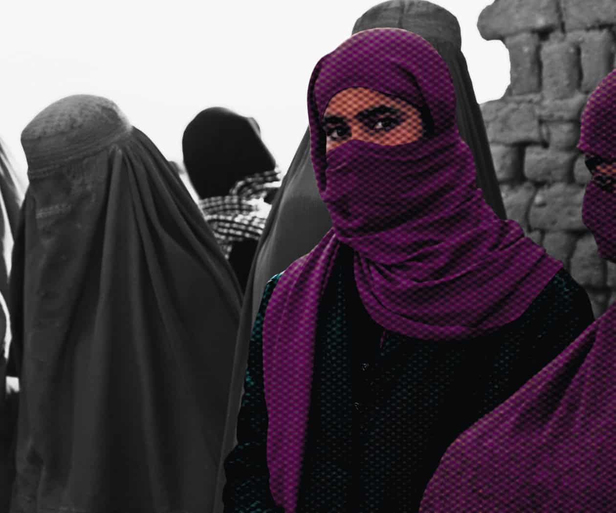 Las afganas enfrentan nueva restricción: no rezar frente a otras mujeres