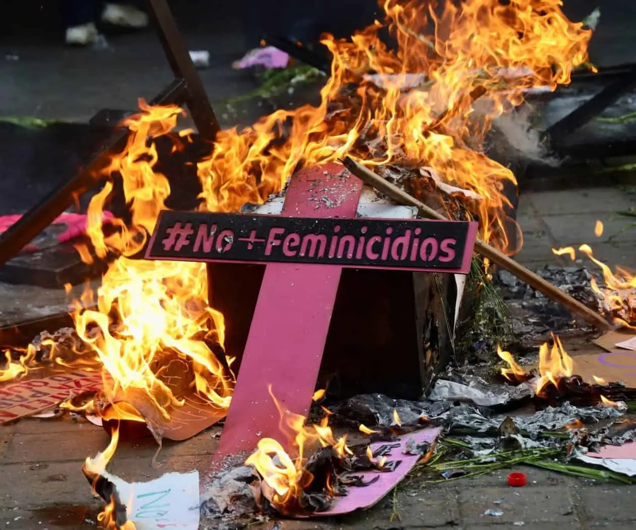 Mujeres invisibles en la Constitución, invisibles en la justicia Mujeres invisibles en la Constitución, invisibles en la justicia