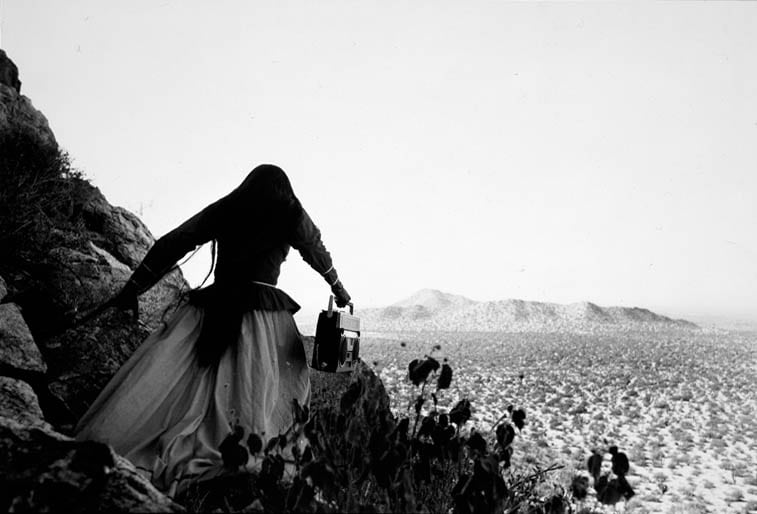 Mujer Ángel. Desierto de Sonora, México, 1979 Mujer Ángel. Desierto de Sonora, México, 1979