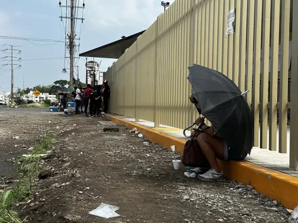 En torno a las tres oficinas de COMAR en Tapachula las personas se reúnen, hacen fila y esperan alguna respuesta. También abundan los servicios de asesoría legal y administrativa para los solicitantes de refugio. La ACNUR estima que en esta ciudad del sur de México un promedio de 150 personas extranjeras solicitan refugio. / Foto: Benjamín Alfaro En torno a las tres oficinas de COMAR en Tapachula las personas se reúnen, hacen fila y esperan alguna respuesta. También abundan los servicios de asesoría legal y administrativa para los solicitantes de refugio. La ACNUR estima que en esta ciudad del sur de México un promedio de 150 personas extranjeras solicitan refugio. / Foto: Benjamín Alfaro