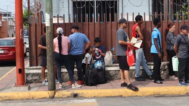 Cientos de migrantes acuden a la COMAR 2 de Tapachula cada 10 días para registrar su firma, desde que queda registrada su solicitud de refugio hasta que reciben la cita para una entrevista de elegibilidad, con base en la cual se define si pueden recibir el estatus de persona refugiada en México, lo que les permite tener una estancia migratoria legal. El proceso de solicitud y respuesta tarda, al menos, seis meses. / Foto: Benjamín Alfaro Cientos de migrantes acuden a la COMAR 2 de Tapachula cada 10 días para registrar su firma, desde que queda registrada su solicitud de refugio hasta que reciben la cita para una entrevista de elegibilidad, con base en la cual se define si pueden recibir el estatus de persona refugiada en México, lo que les permite tener una estancia migratoria legal. El proceso de solicitud y respuesta tarda, al menos, seis meses. / Foto: Benjamín Alfaro