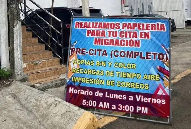 Alrededor de las oficinas de la COMAR en la ciudad de Tapachula prolifera una economía basada en los documentos necesarios para realizar el trámite de refugio. Lugares como este incluso prometen asesoría en la realización de la pre-cita con funcionarios mexicanos. / Foto: Nadia Sanders Alrededor de las oficinas de la COMAR en la ciudad de Tapachula prolifera una economía basada en los documentos necesarios para realizar el trámite de refugio. Lugares como este incluso prometen asesoría en la realización de la pre-cita con funcionarios mexicanos. / Foto: Nadia Sanders
