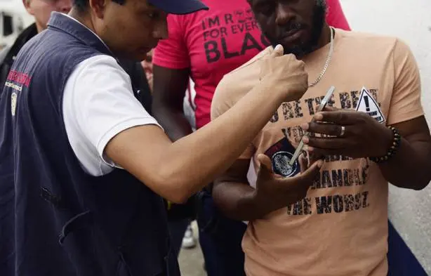 En julio de 2025 en la entrada de la COMAR existen dos filas, una para las personas solicitantes de asilo que agendaron su cita vía celular y otra para, las personas que llegan sin saber que tenían la posibilidad de hacerlo o que no pudieron agendar su cita vía electrónica. / Fotos: María Ruiz