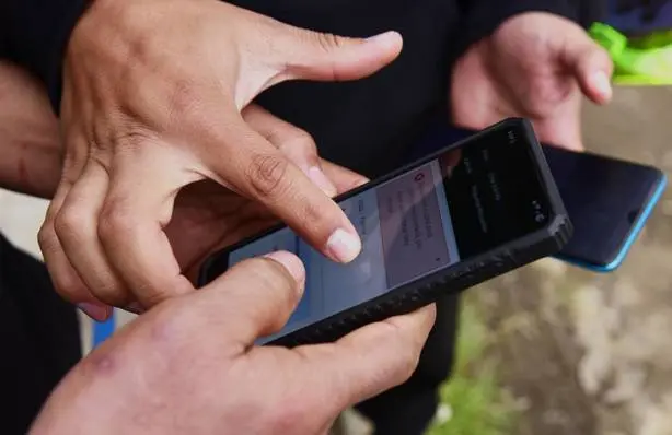 En la fila son las personas solicitantes de asilo quienes se asesoran entre ellos y ellas para saber cómo proceder en sus trámites / Foto: María Ruiz