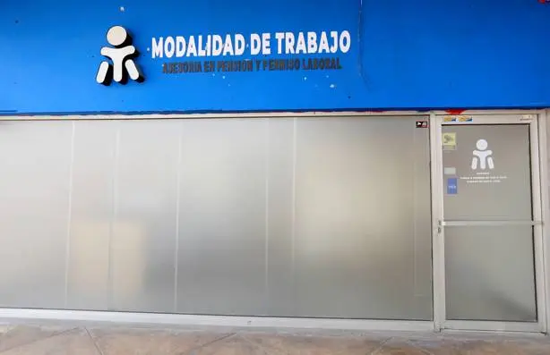 Fachada del negocio que utilizó el nombre de la organización Asylum Access para estafar. / Foto: Teresa González Fachada del negocio que utilizó el nombre de la organización Asylum Access para estafar. / Foto: Teresa González