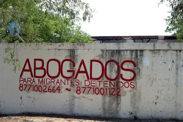 Anuncios de servicios legales en materia migratoria cerca de la estación migratoria de Guadalupe, Nuevo León. / Foto: Teresa González Anuncios de servicios legales en materia migratoria cerca de la estación migratoria de Guadalupe, Nuevo León. / Foto: Teresa González