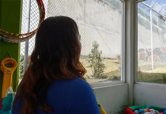"Son un milagro": la historia de Monse siendo madre bajo custodia en M&eacute;xico